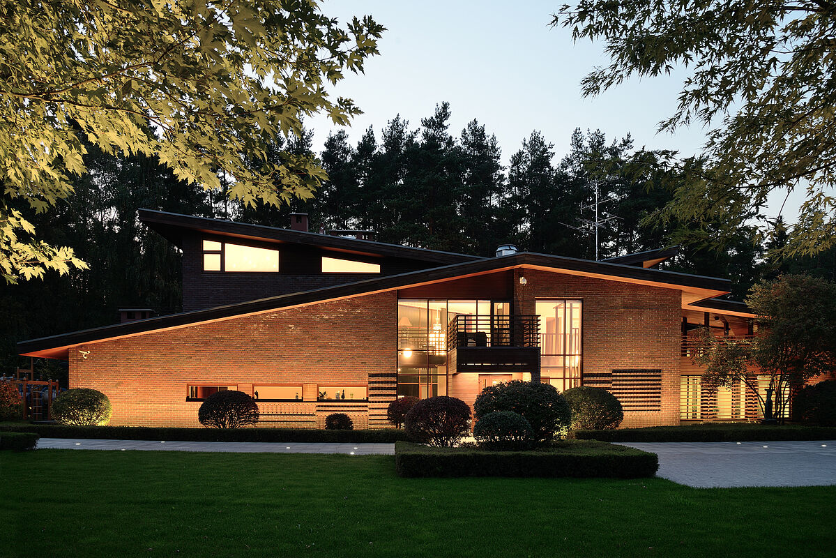 Двухуровневый дом с бассейном