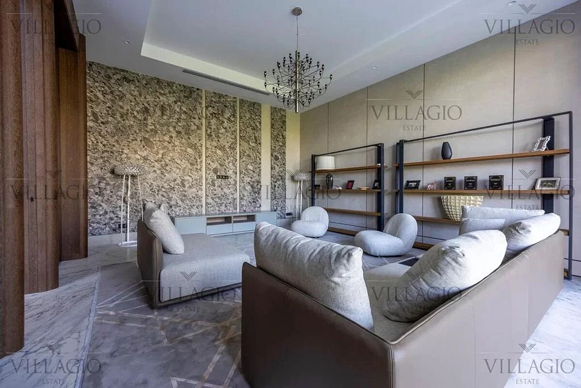 Дом рядом с парками