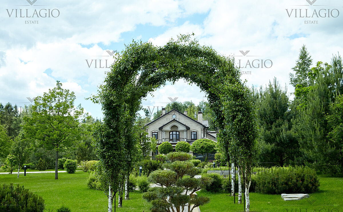 Зелёная арка в главном парке