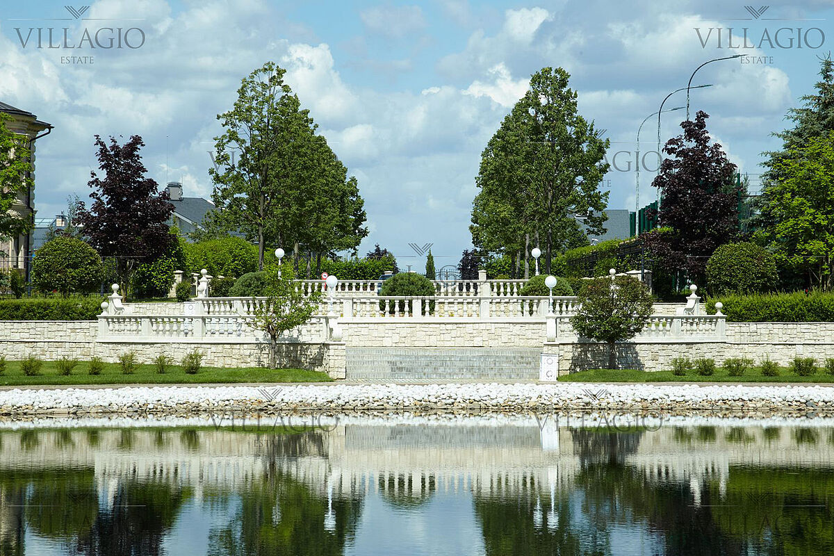 Балюстрада на круглом озере в Парке Искусств