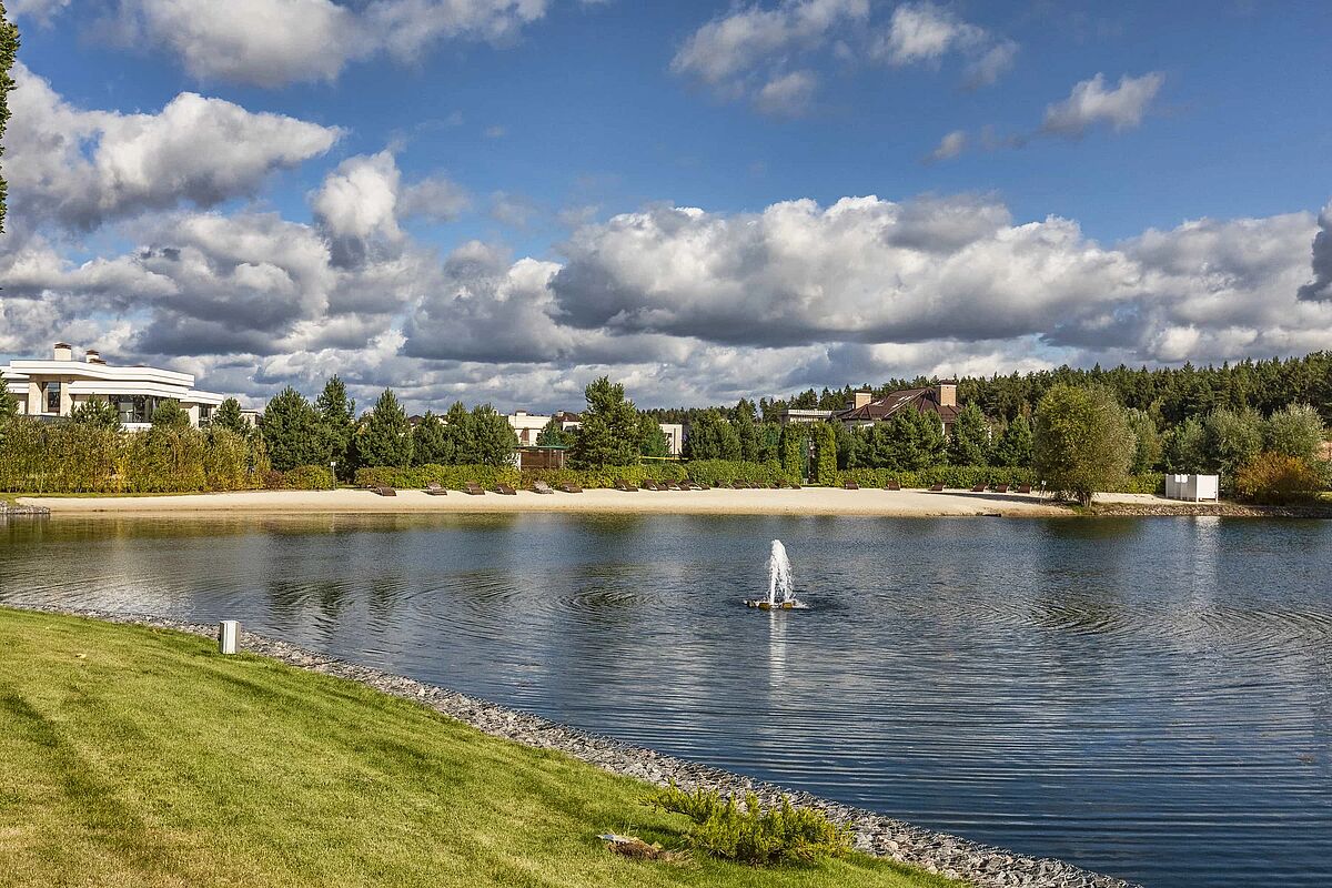 Озеро с фонтаном, вид со стороны ресторана 