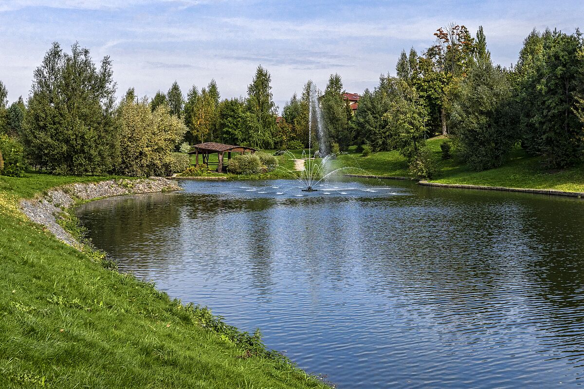 Река Беляна с фонтанами и беседками для отдыха  
