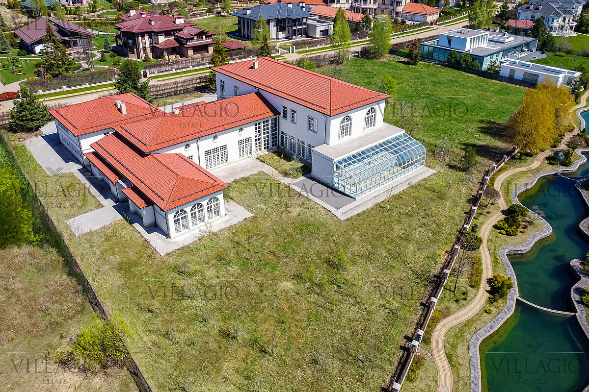 Резиденция с бассейном на берегу водного канала