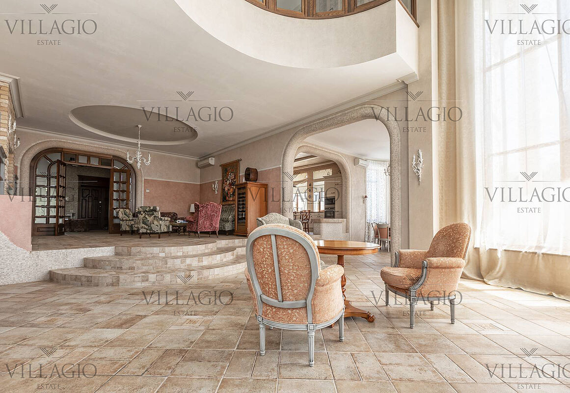 Дом с роскошной гостиной и spa-зоной