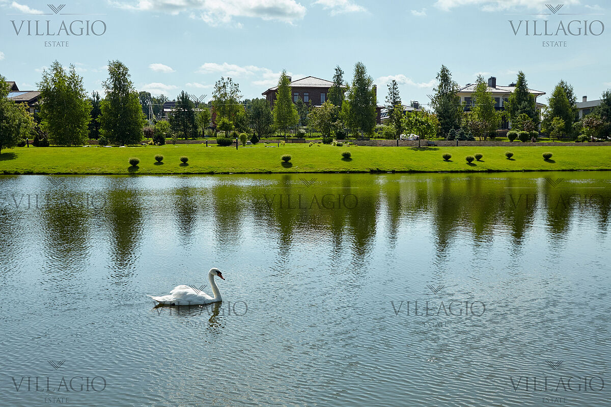 Вид на резиденции у озера