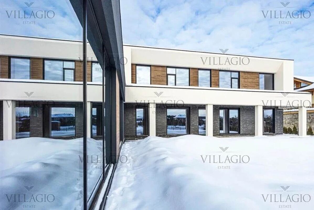 Современный дом с видом на озеро и парк