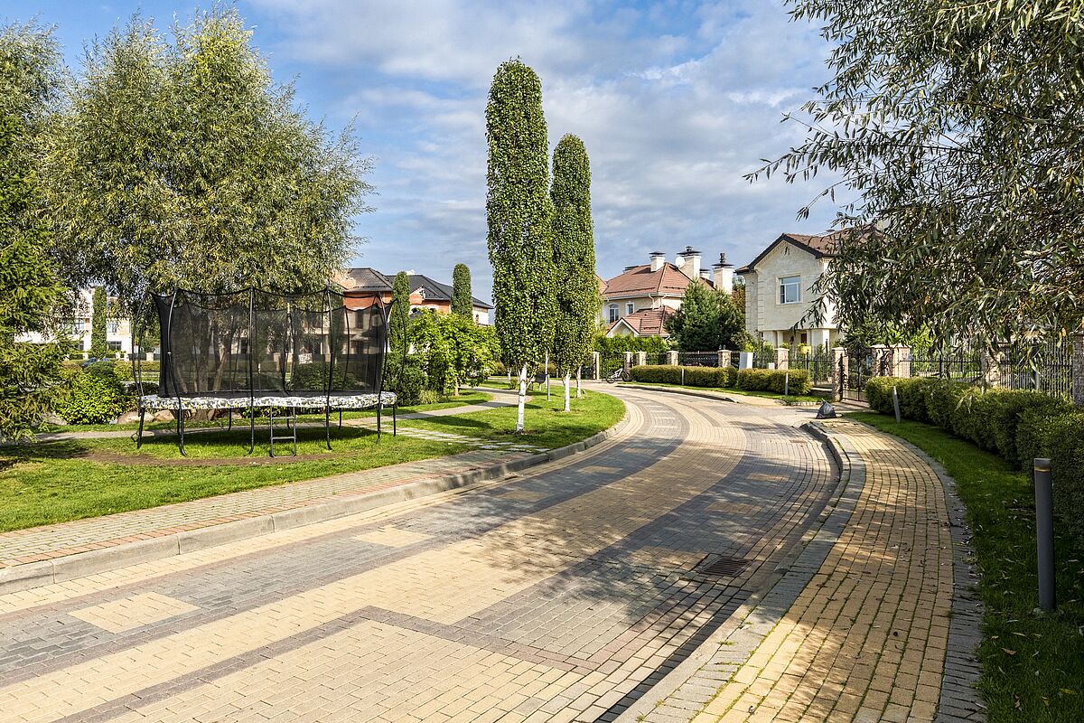 Главный бульвар парка с круглым озером 