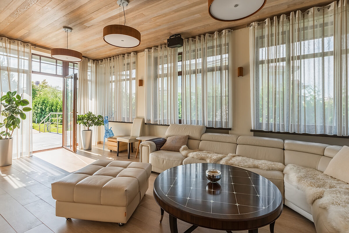 Загородный дом с бассейном в современном стиле