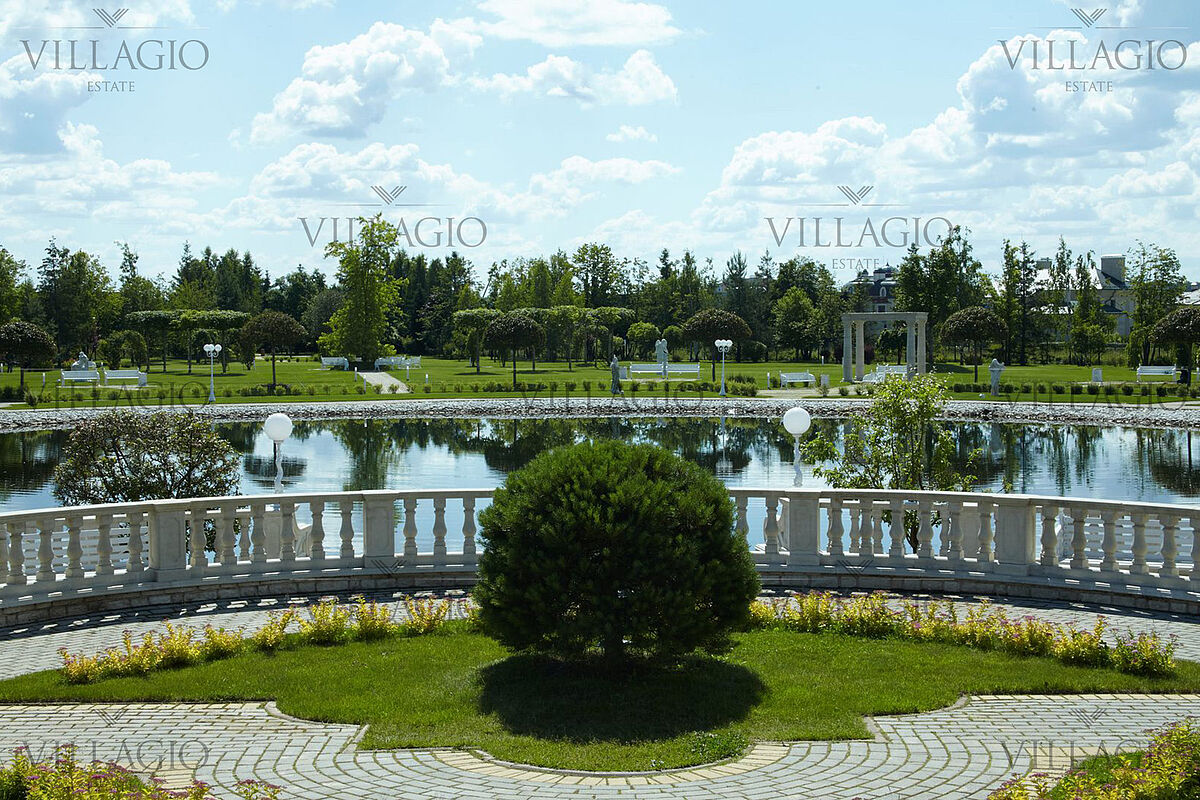 Вид на круглое озеро в Парке Искусств