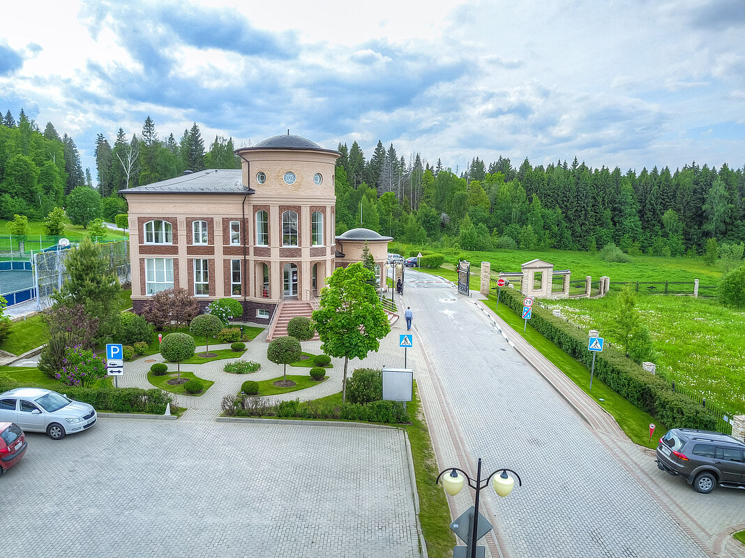 Административное здание у въезда в посёлок Риверсайд 