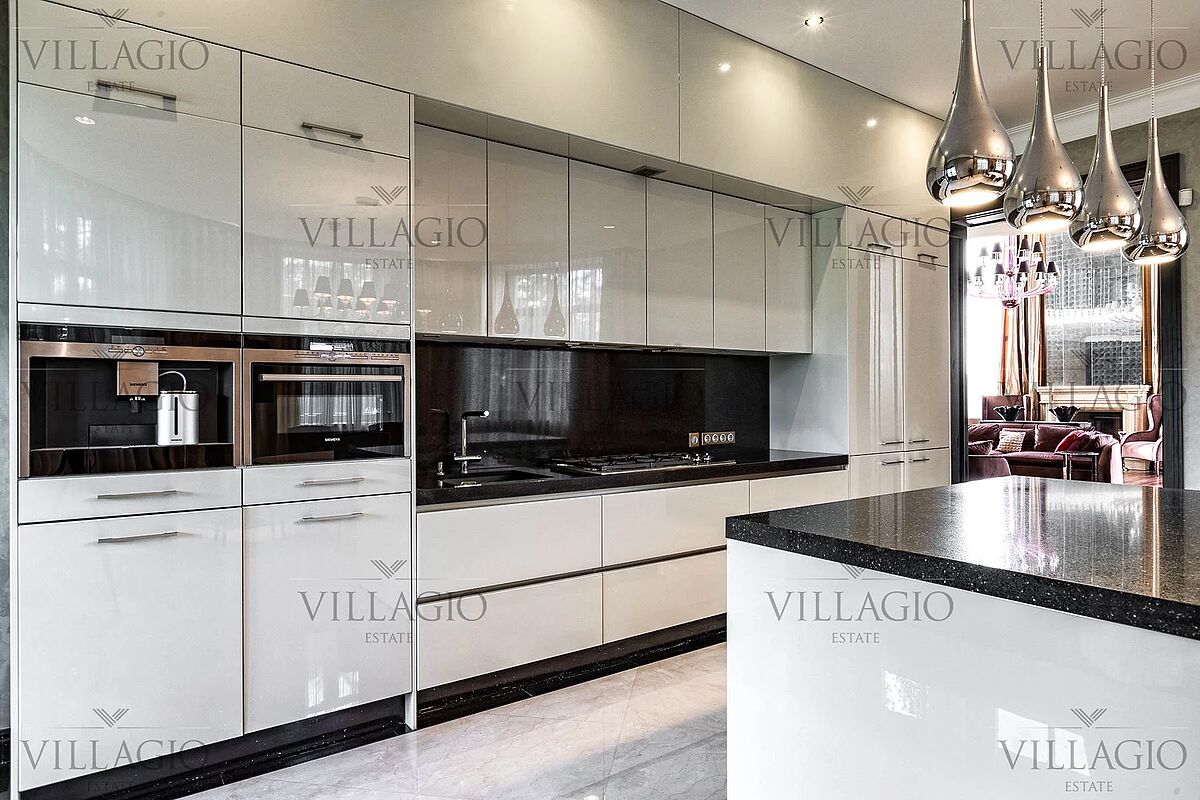 Дом напротив парка 