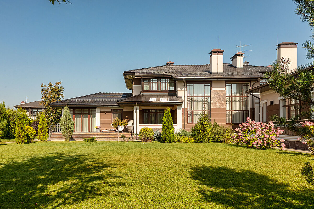 Загородный дом с бассейном в современном стиле