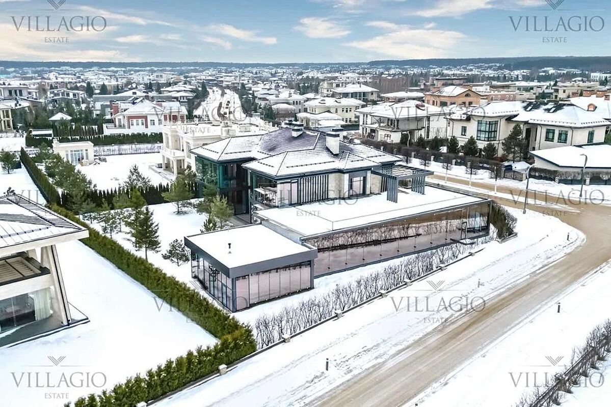 Дом рядом с парками