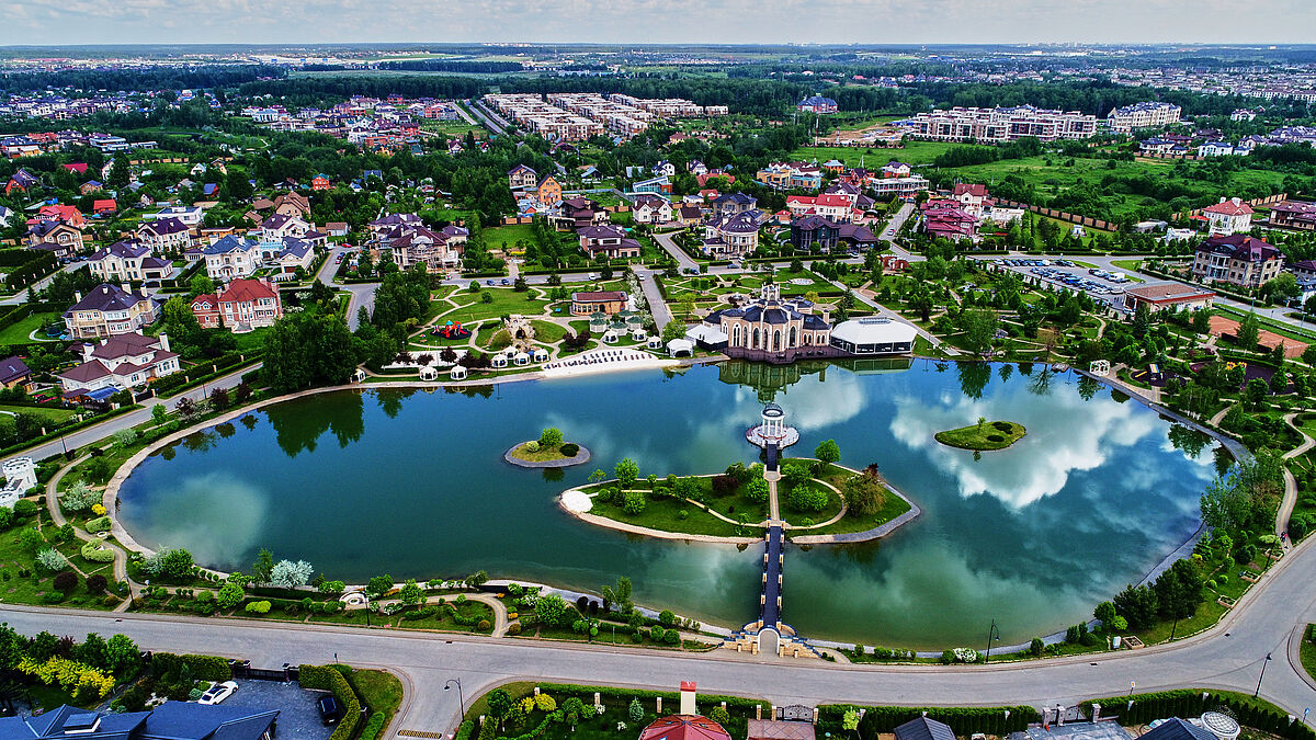 Панорама с озером и ротондой