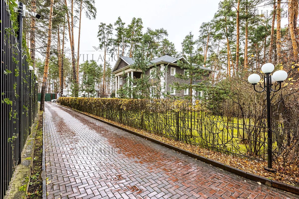 Элитный дом в классическом стиле у Москва-реки