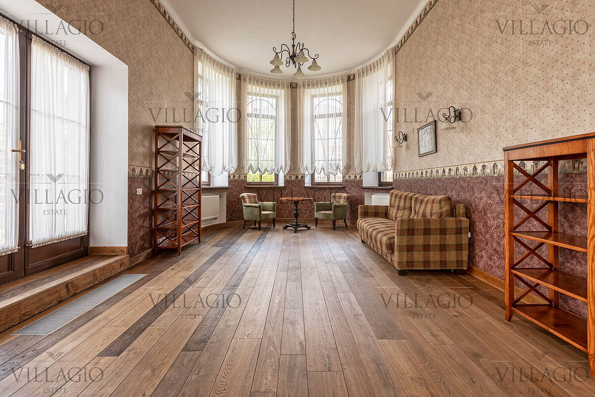 Дом с роскошной гостиной и spa-зоной