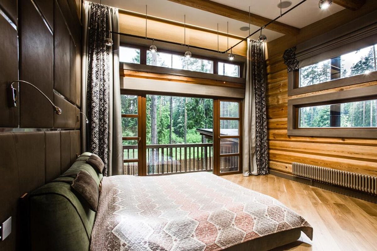 Дом из дерева на лесном участке