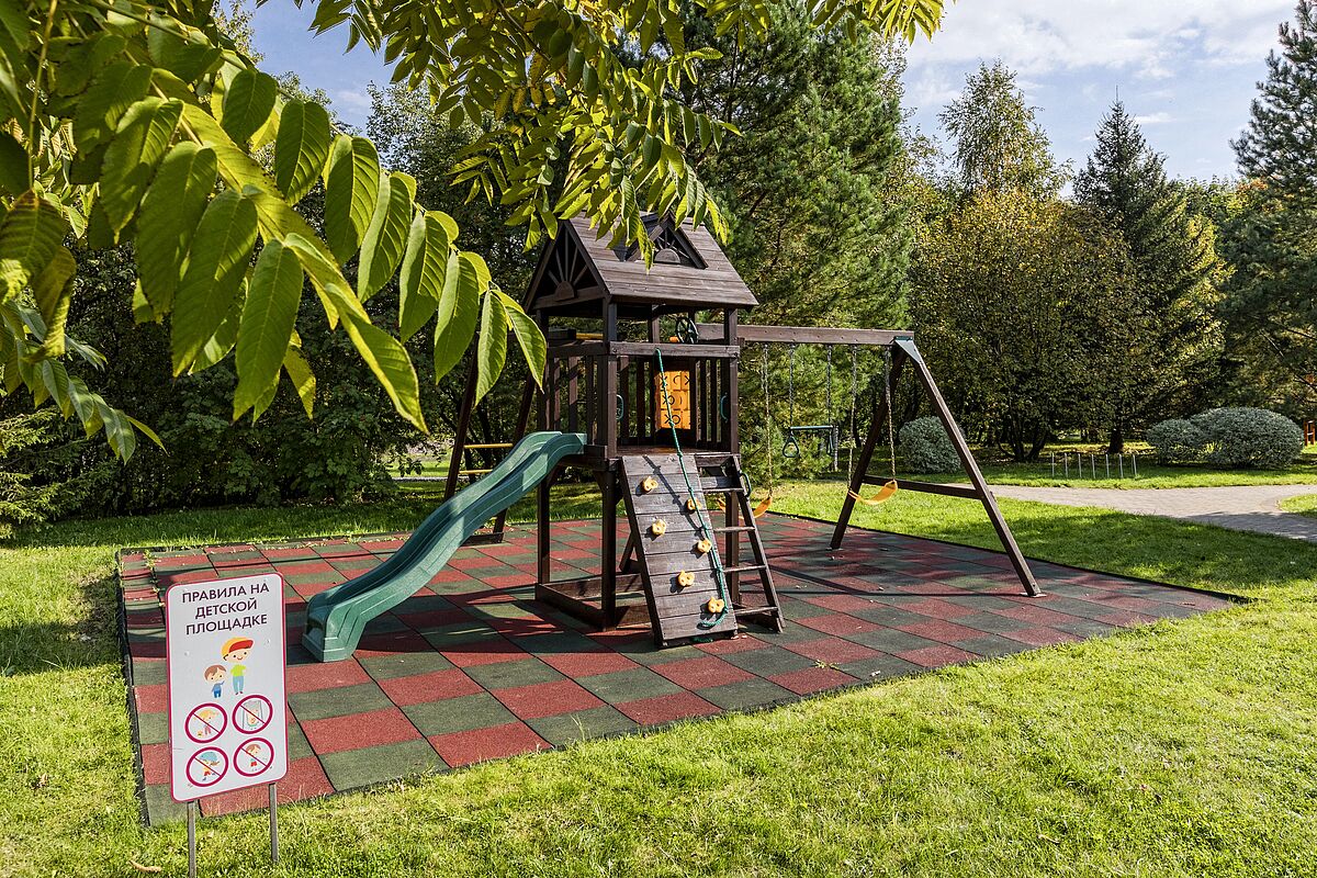 Детская площадка у реки Беляна 