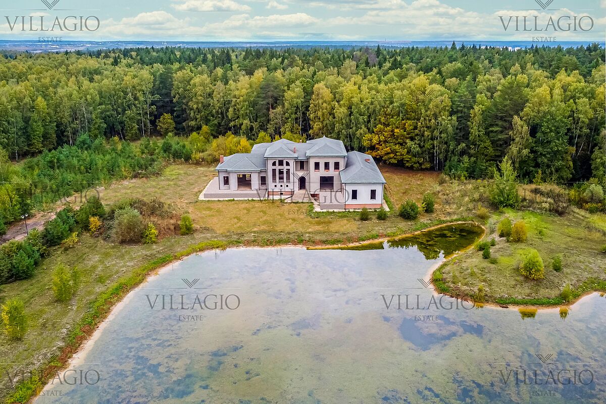 Особняк в сосновом лесу