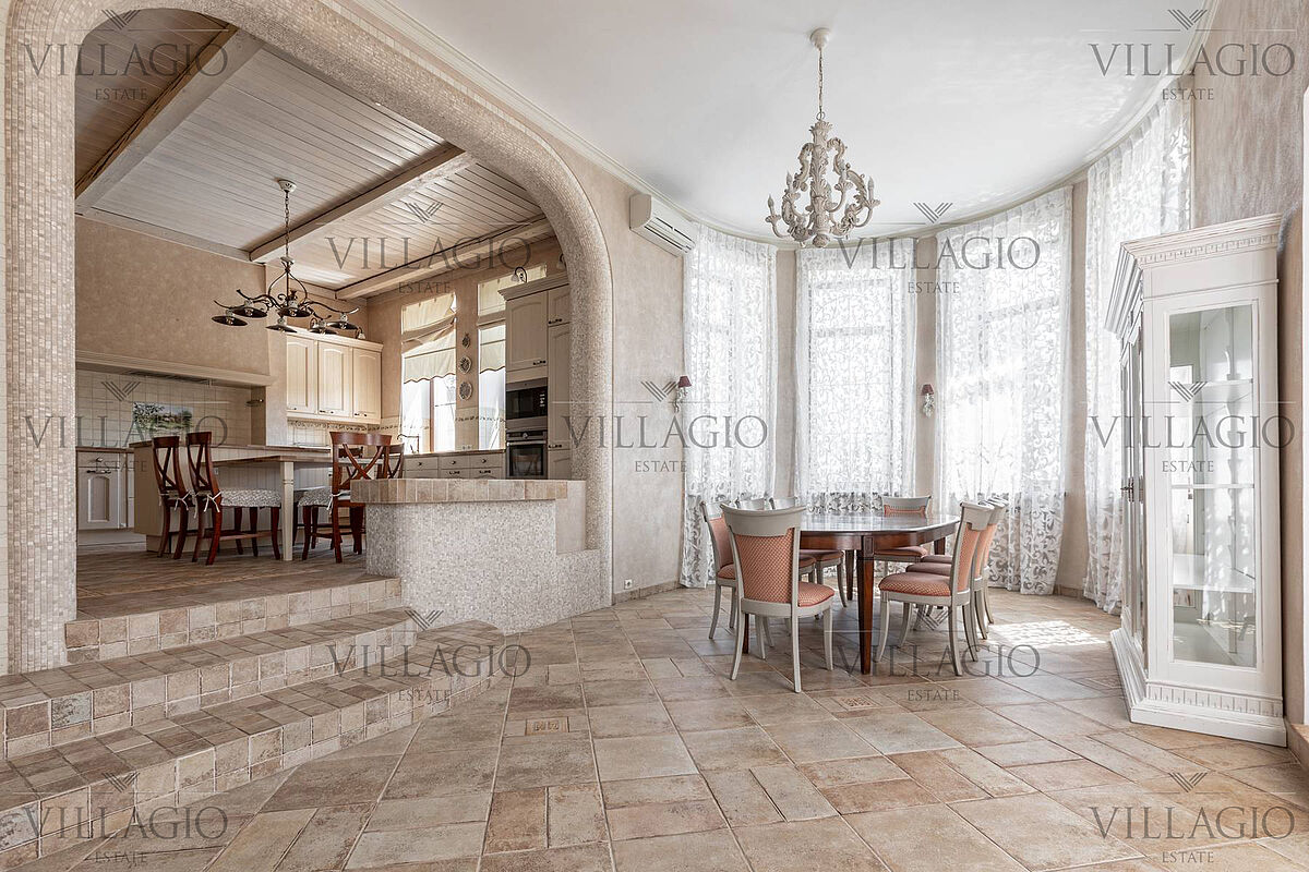 Дом с роскошной гостиной и spa-зоной