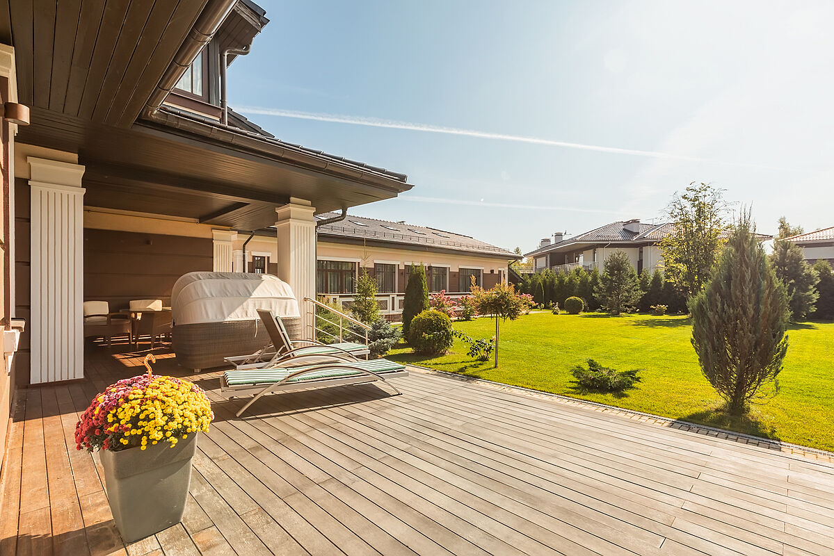 Загородный дом с бассейном в современном стиле