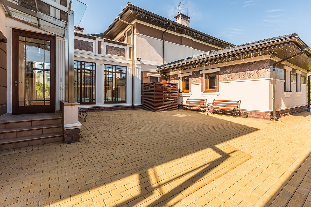 Загородный дом с бассейном в современном стиле