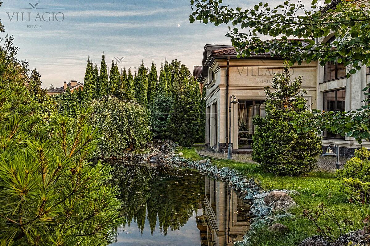 Дом напротив парка 