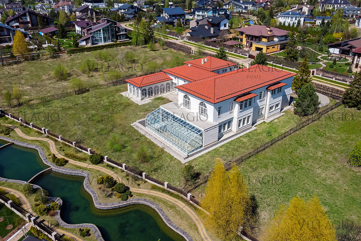 Резиденция с бассейном на берегу водного канала