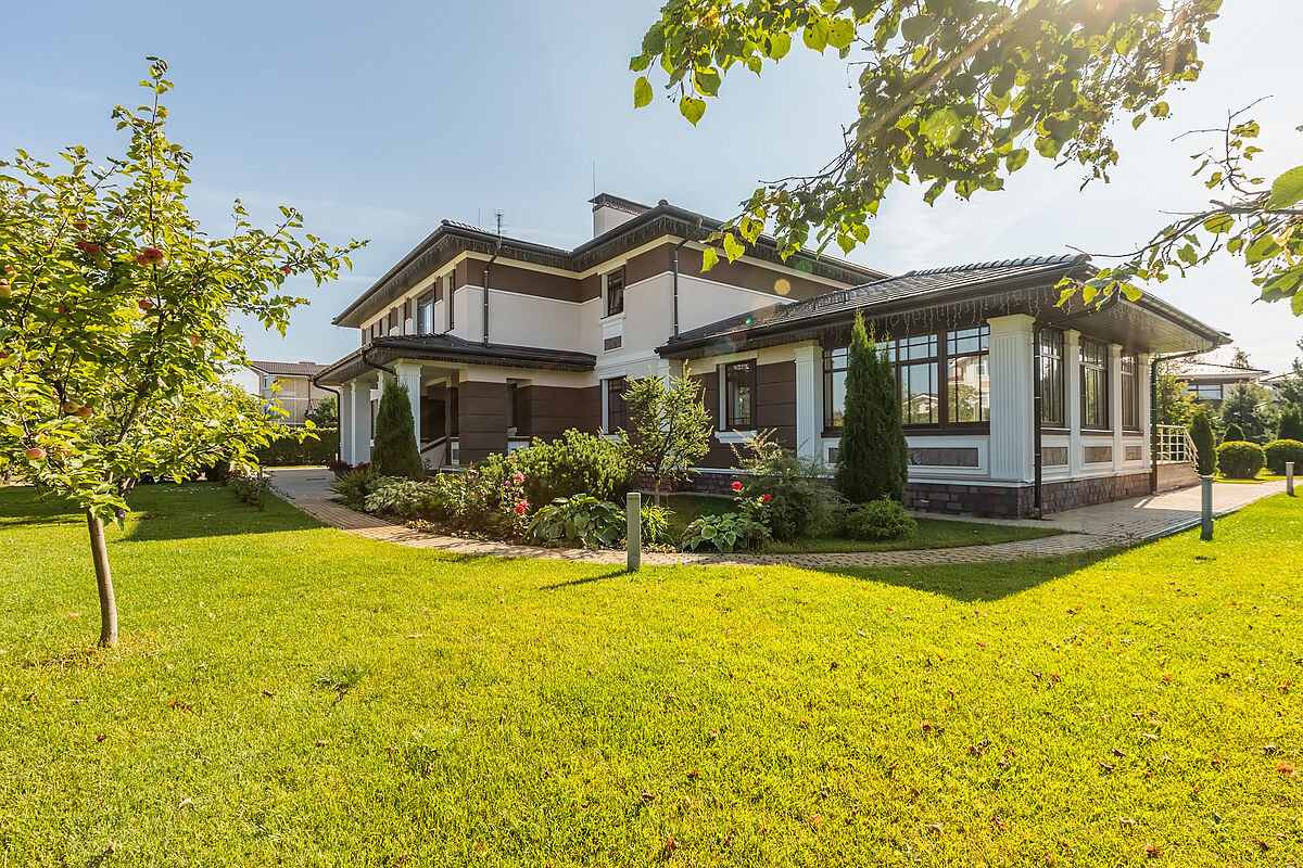 Загородный дом с бассейном в современном стиле