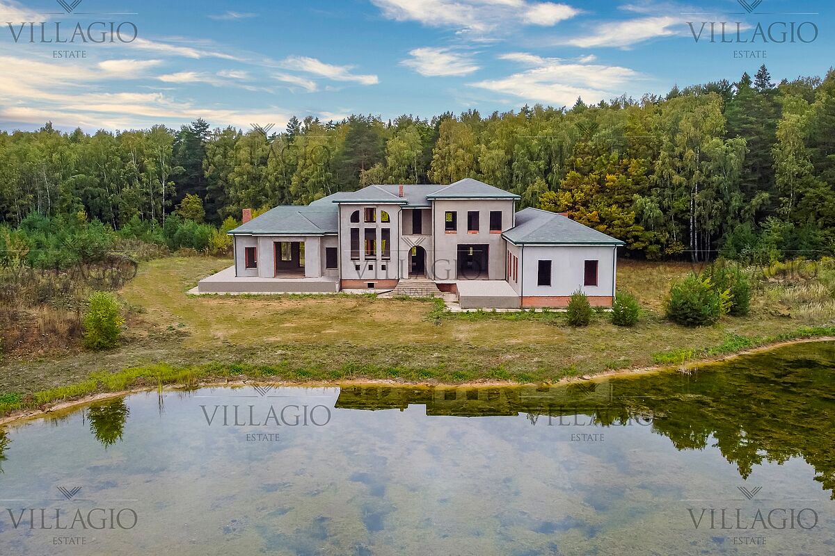 Особняк в сосновом лесу