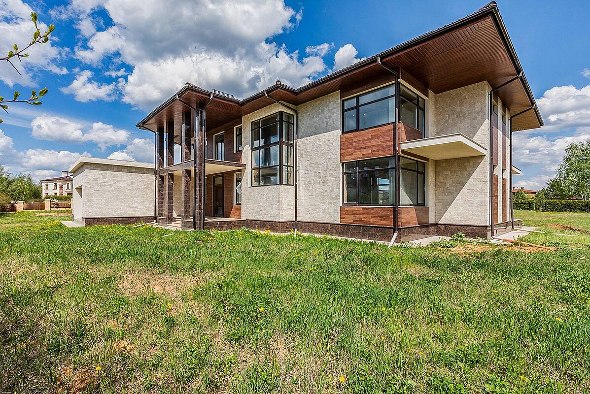 Новый дом под отделку рядом с водным каналом