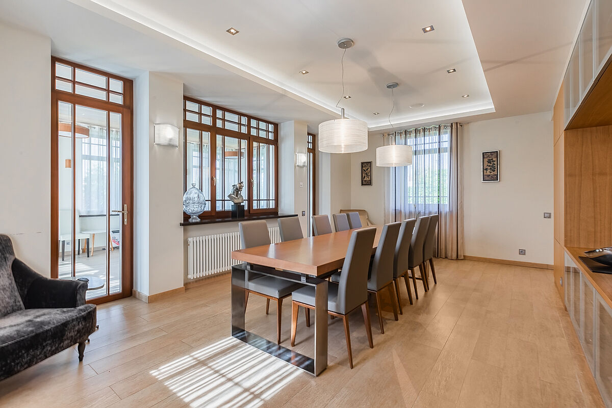 Загородный дом с бассейном в современном стиле