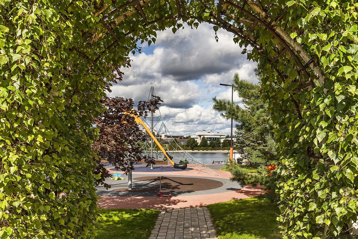 Арка с выходом на детскую площадку 