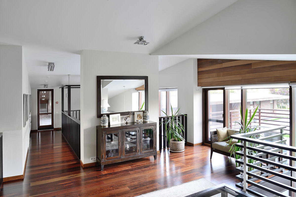 Двухуровневый дом с бассейном