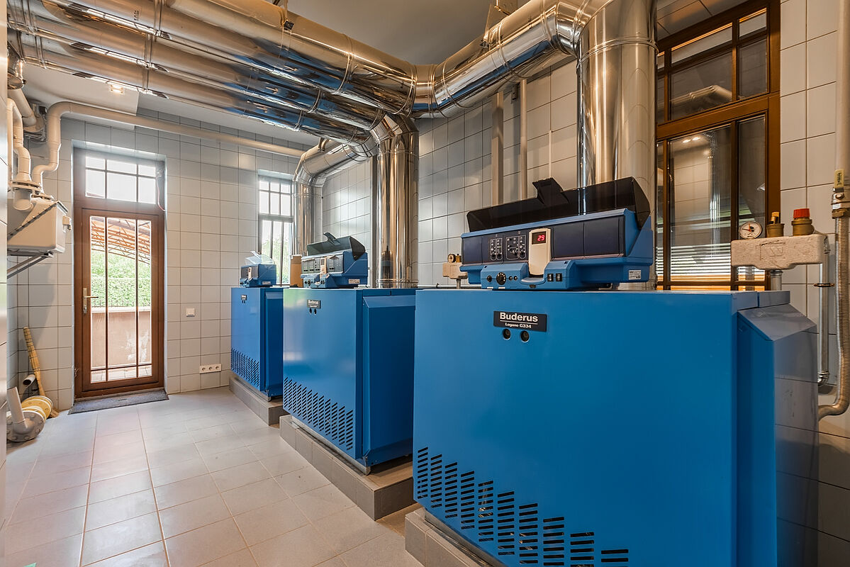 Загородный дом с бассейном в современном стиле