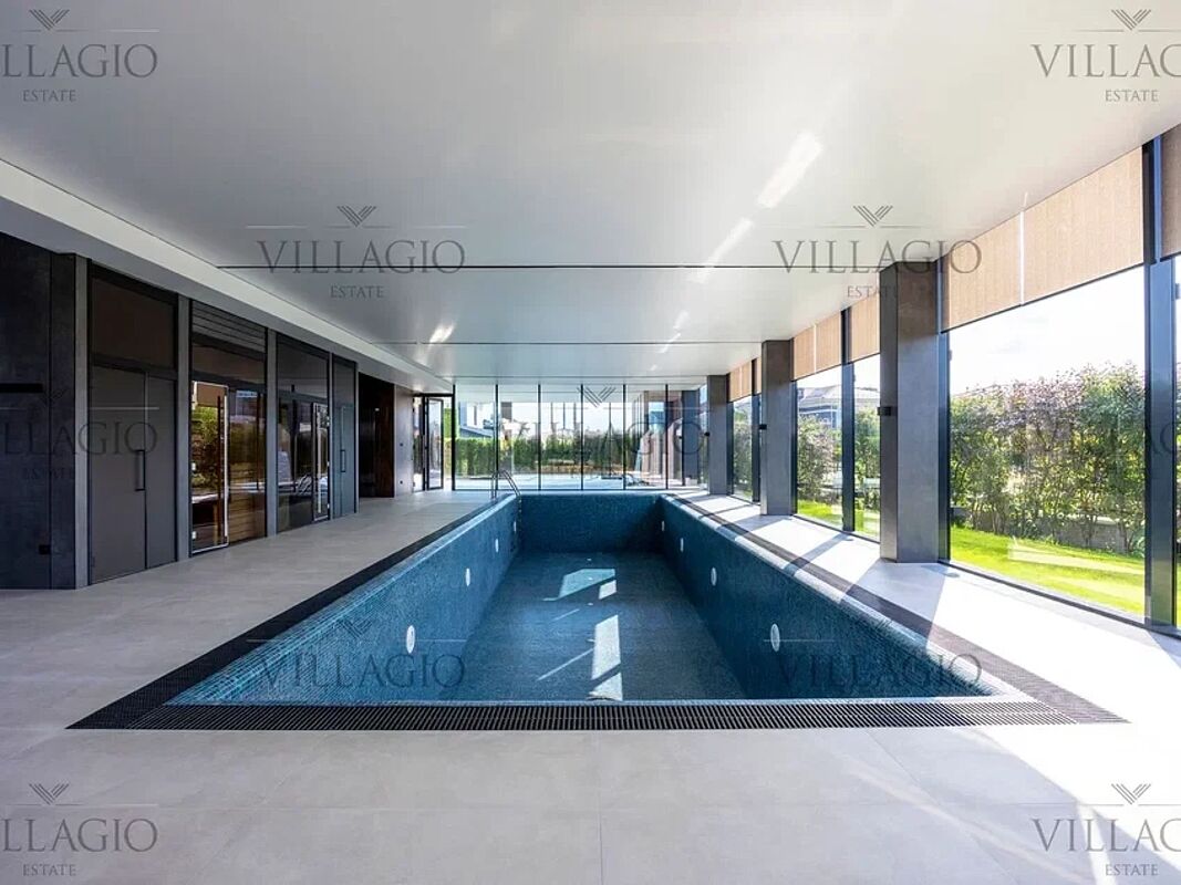 Дом рядом с парками