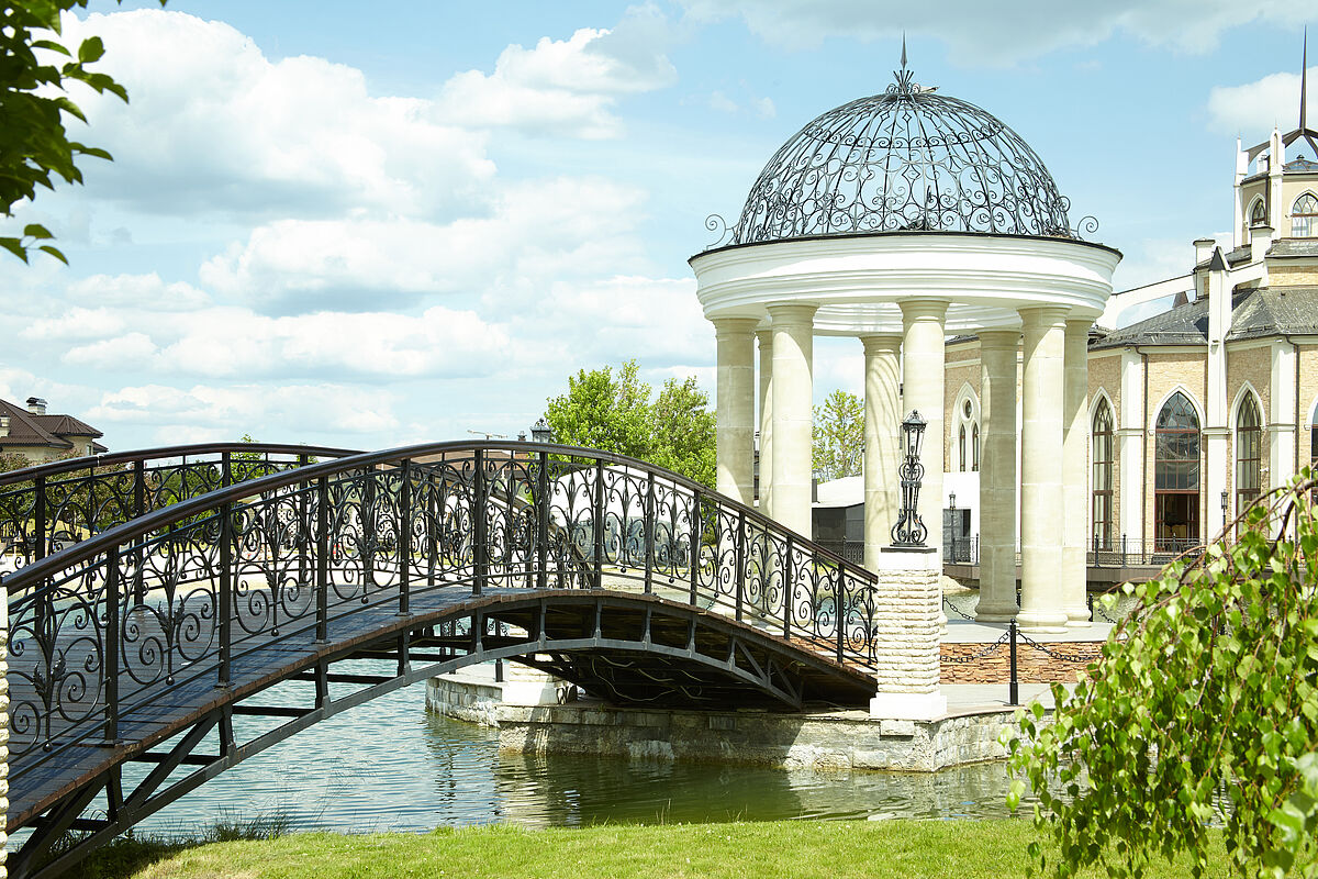 Живописный мостик у ротонды 