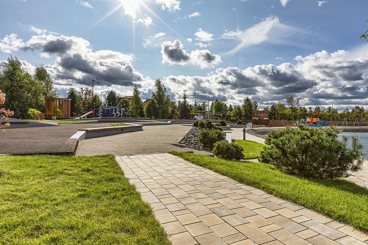 Набережная для прогулок у озера 