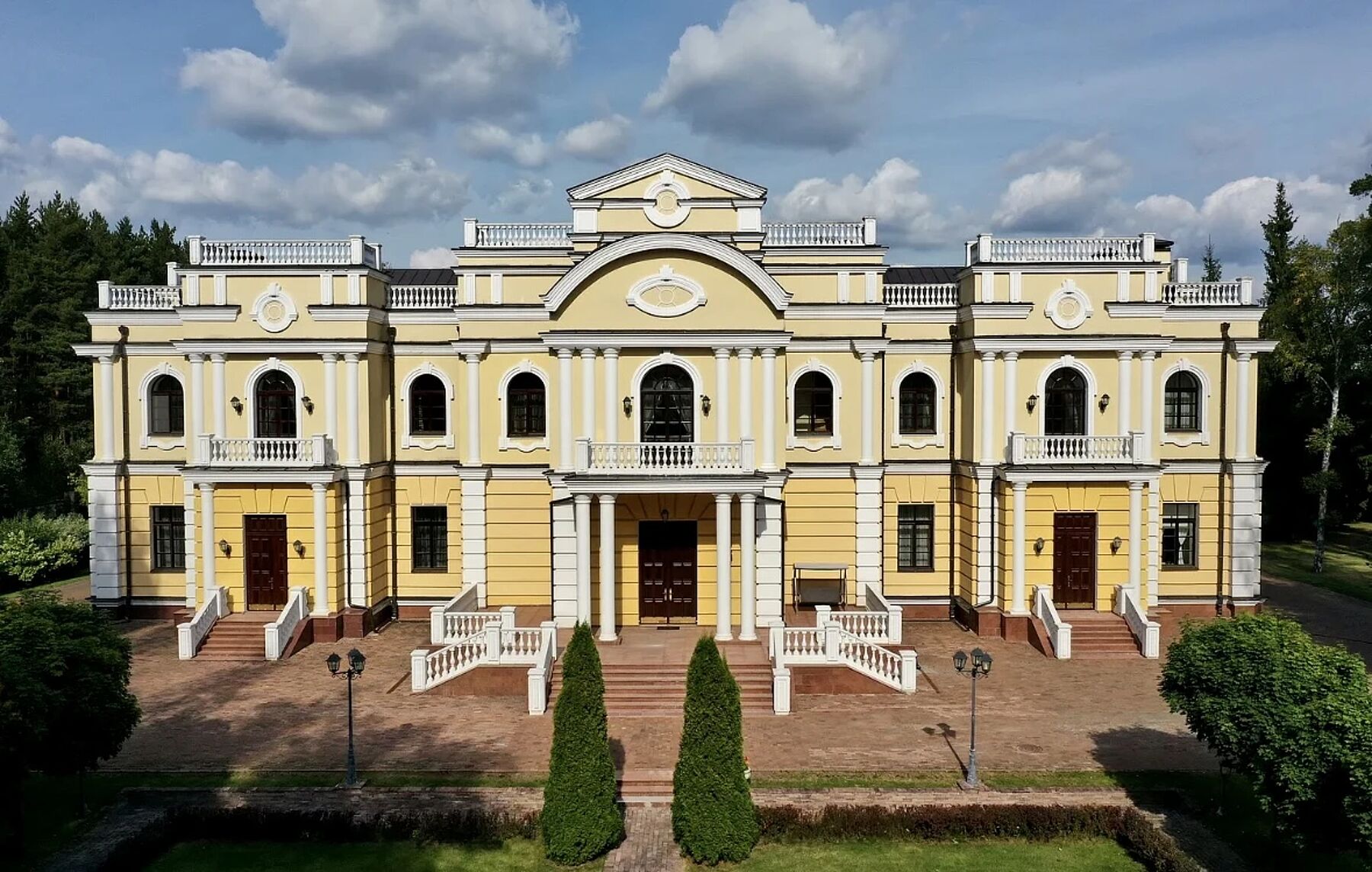 Трёхэтажные дома 