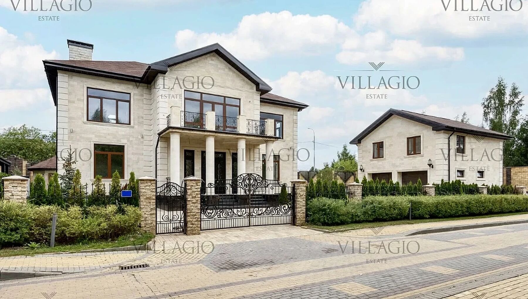 Дома с большими беседками 