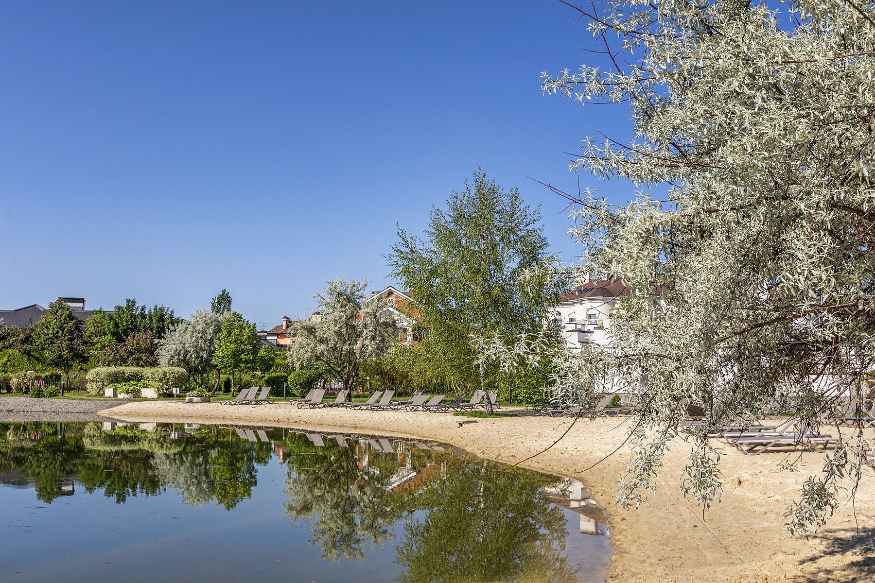 Резиденции и участки у каналов и пляжа 