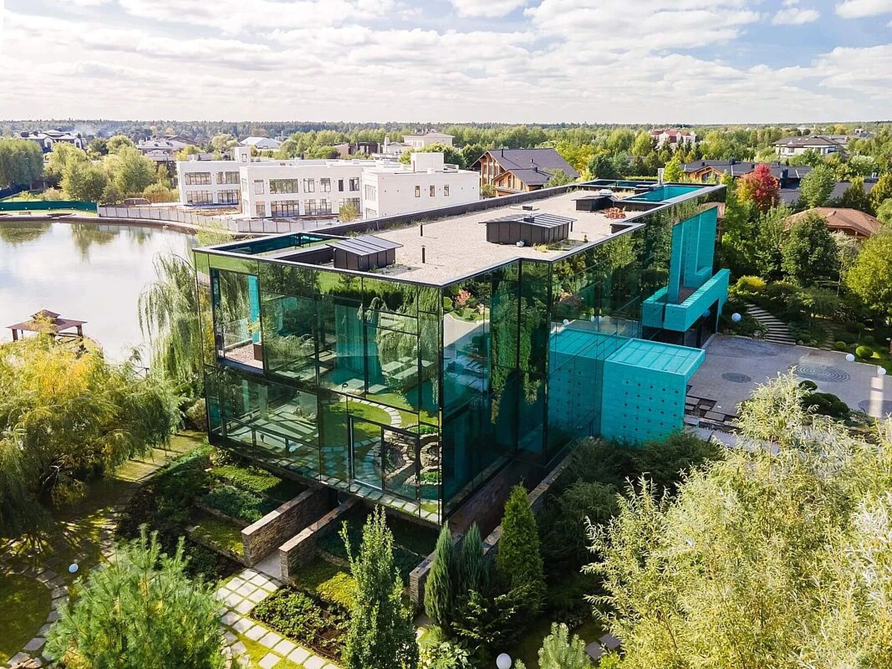 Купить дом мечты: 5 вариантов с панорамными окнами