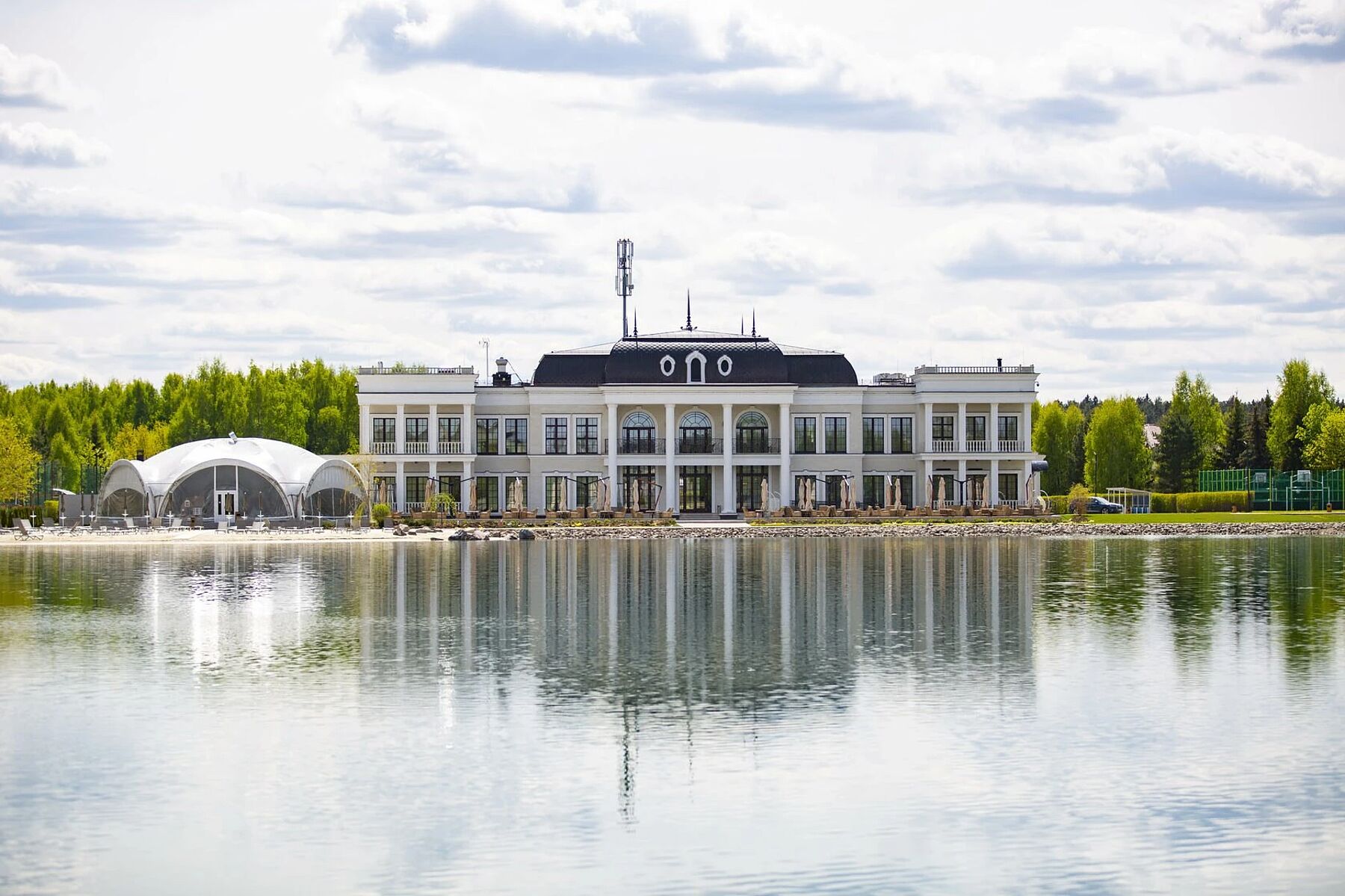 Субботний вечер в ресторане Millennium: живая музыка и анимация для детей