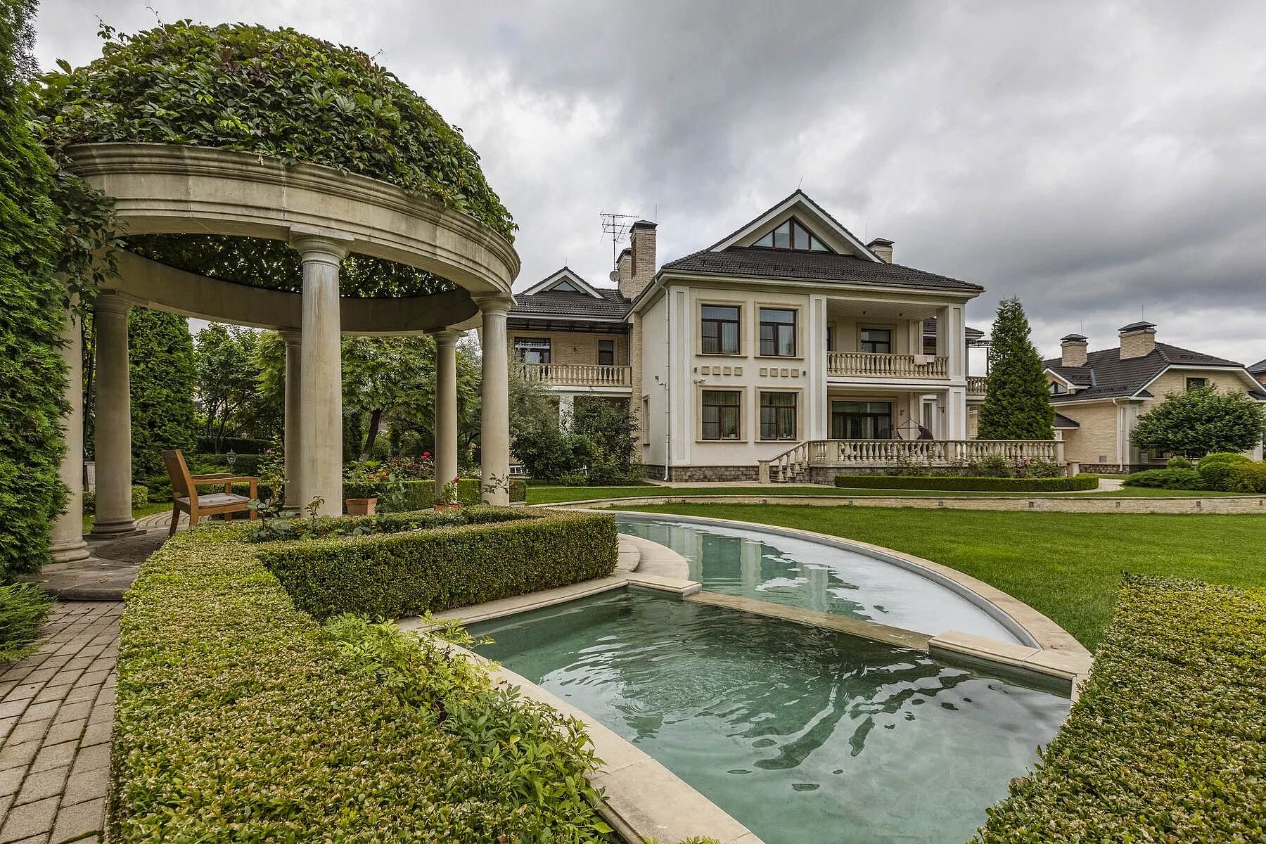 Купить дом мечты: 5 вариантов с ландшафтным дизайном на участке