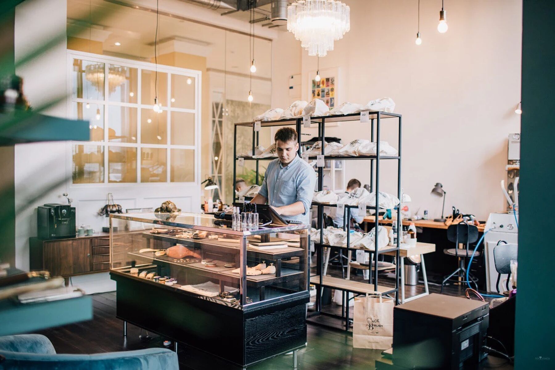 Мастерство в деталях: как устроен премиальный клининг и услуги ухода за дизайнерской одеждой и обувью