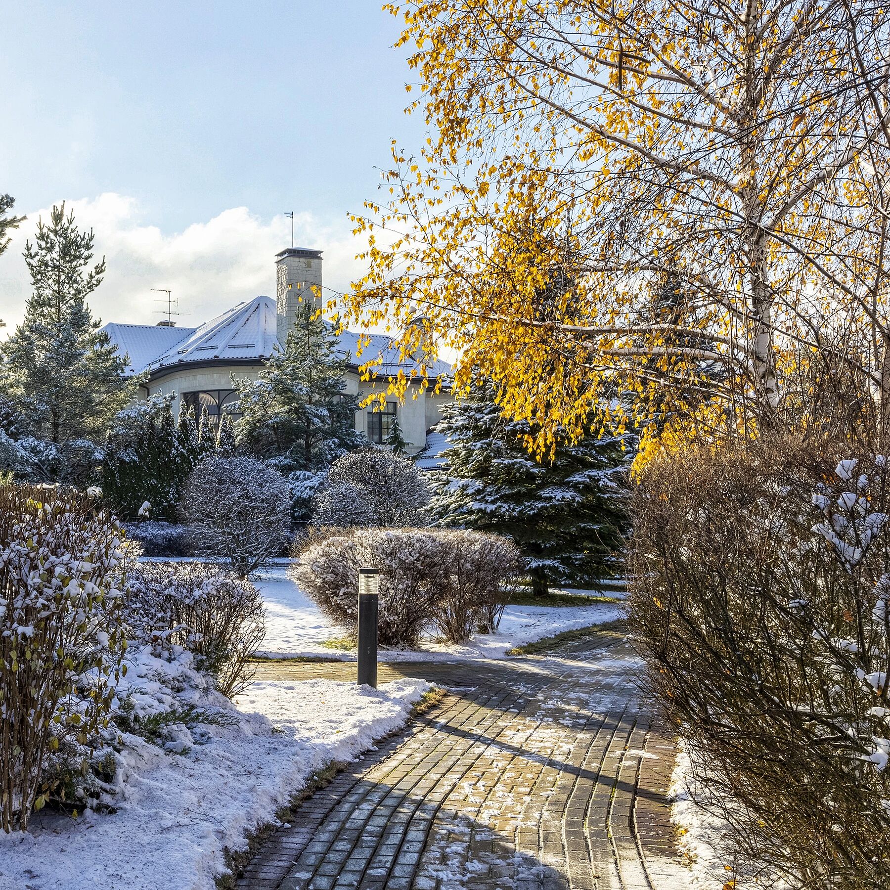 До 15 ноября - 220р./м2 за очистку участка от снега на всю зиму.