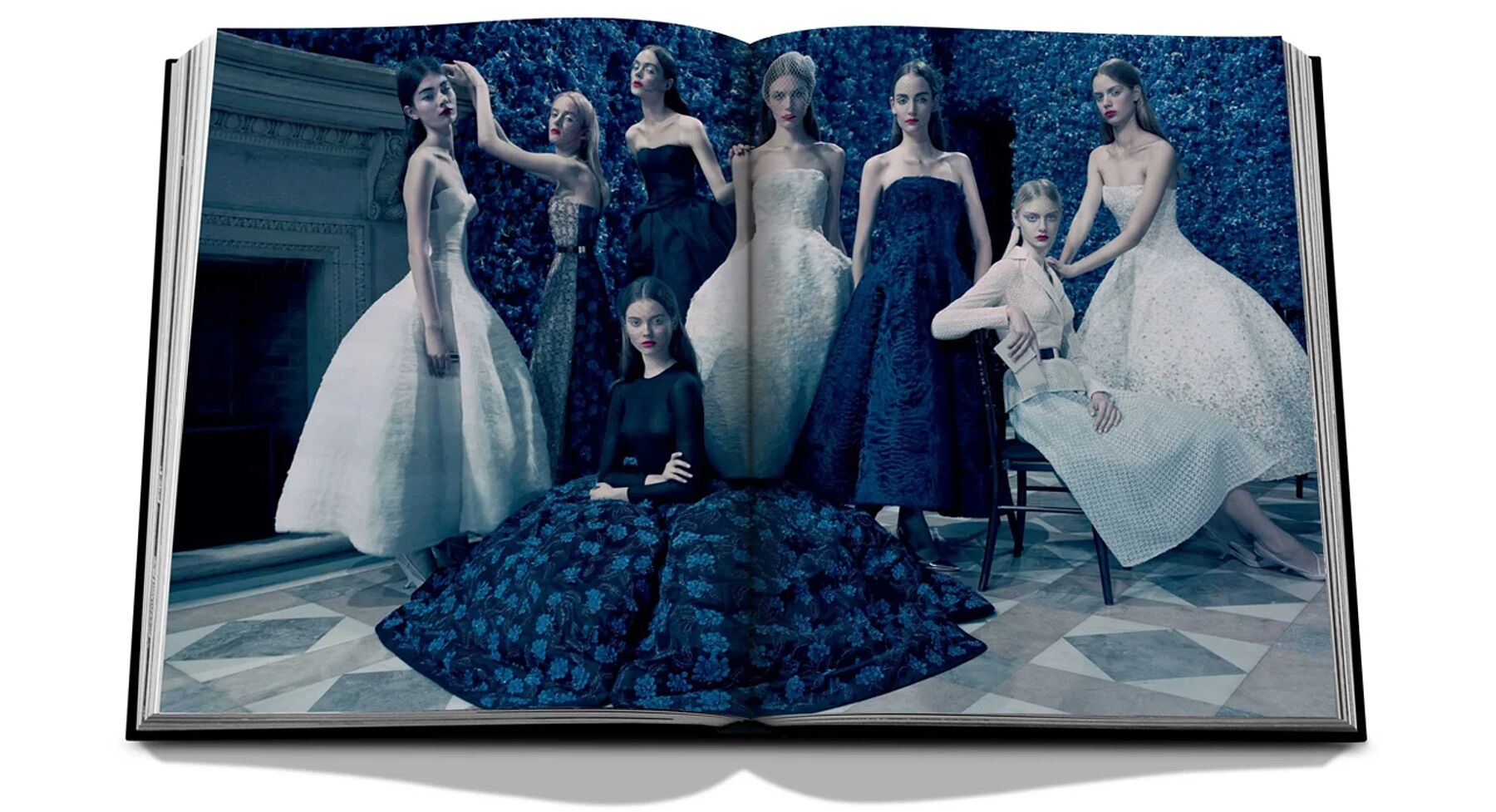 Dior выпустил coffee-table book о творчестве Рафа Симонса