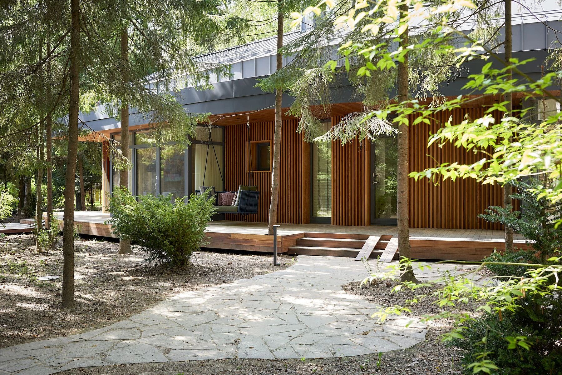 Как спроектировать дом на лесном участке: советы архитекторов BIGO