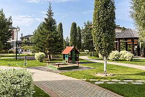 Детская площадка у круглого озера 