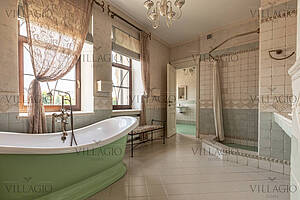 Дом с роскошной гостиной и spa-зоной